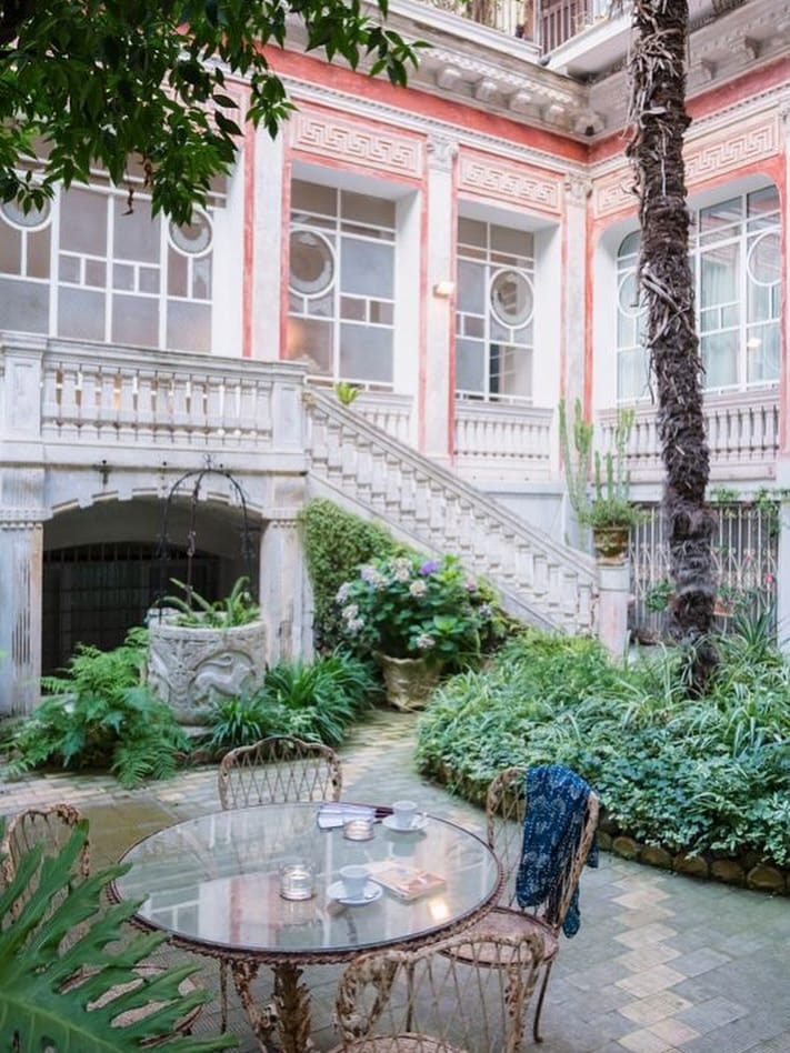 Artemisia Domus Giardino un rifugio di charme nel cuore autentico di Napoli