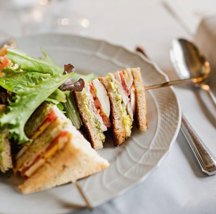 Aperitivo delle feste, club sandwich, gin e voglia di stare insieme