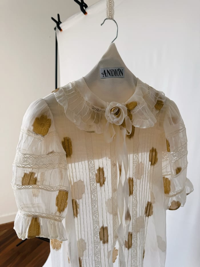 Andión: dove i vestiti nascono come storie di famiglia, mani e tempo lento