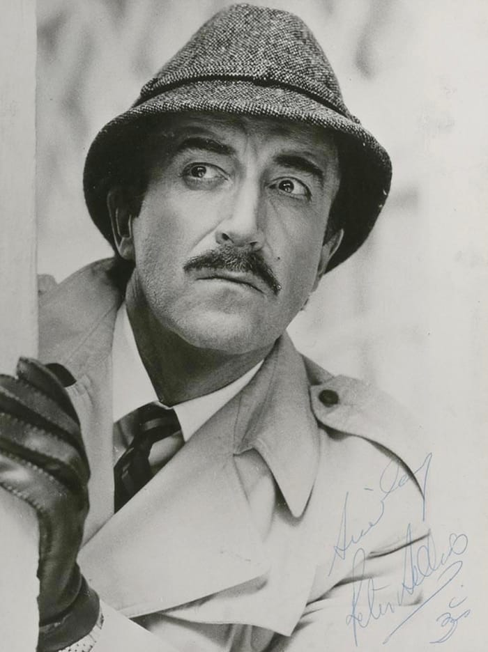 Peter Sellers e la Mini più chic del cinema: ironia, lusso e un tocco di follia